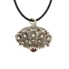 Ciondolo bottone sardo con granato