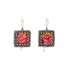 Orecchini d´argento con cornice di rose in filigrana e broccato rosso