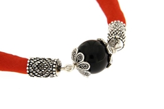 Bracciale in seta rossa con ´Su Coccu´ in onice