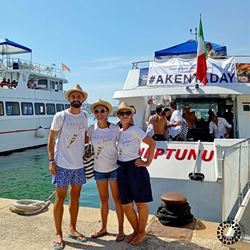 Foto del team Kara Sardegna prima della partenza in barca per l'Akenta Day 2026 (11 luglio 2026, Porto di Alghero)