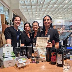 Foto del team Kara Sardegna di Olbia con i prodotti selezionati per Airport Visibility di luglio 2026